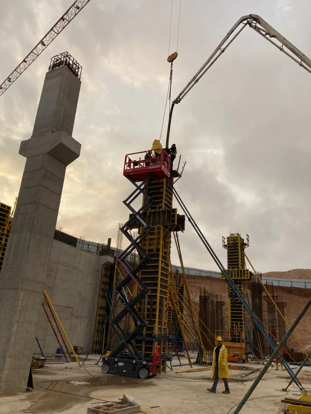 Flokser Lojistik Depo kolon beton dökümü