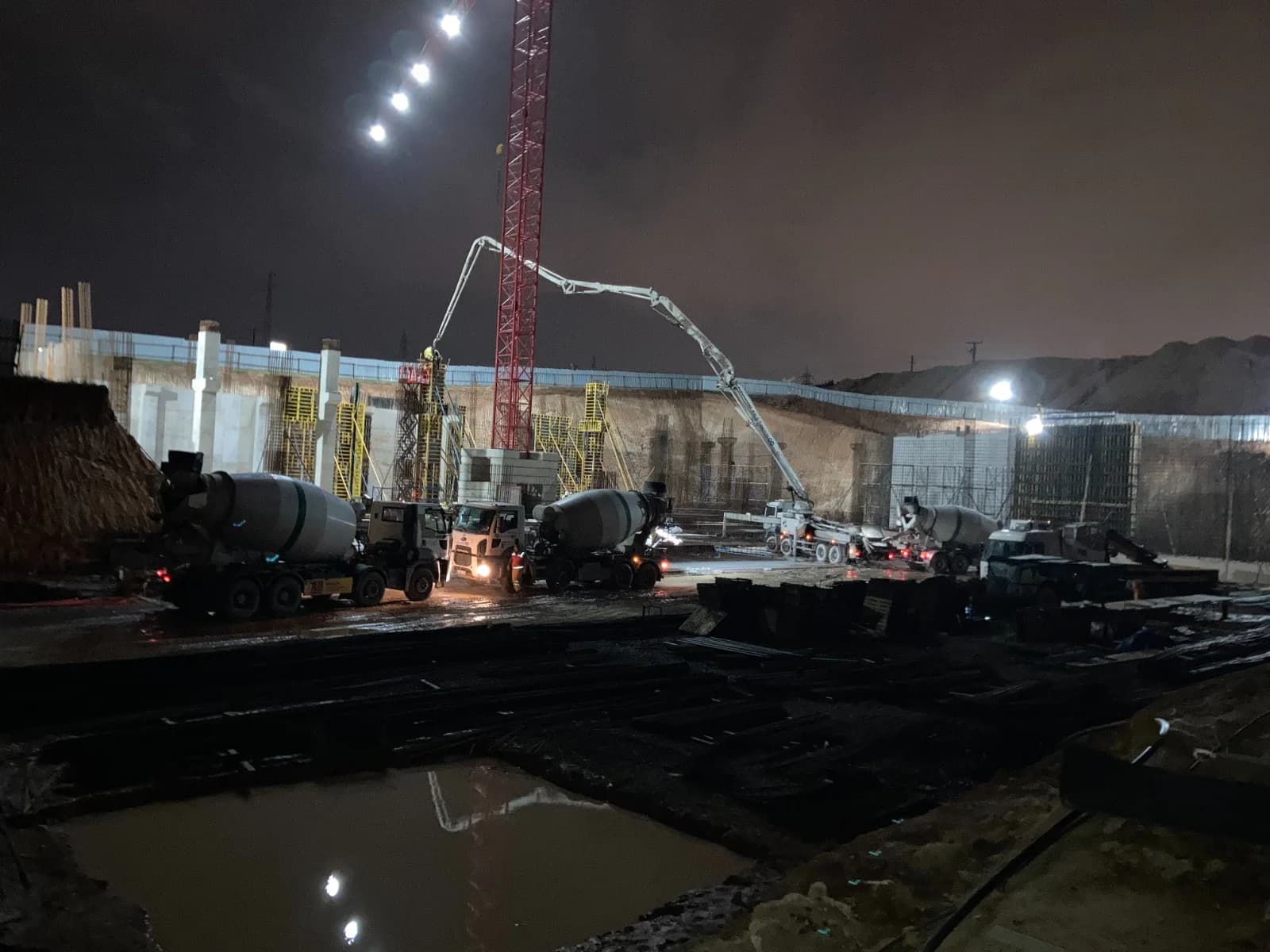 Flokser Lojistik Depo gece beton dökümü