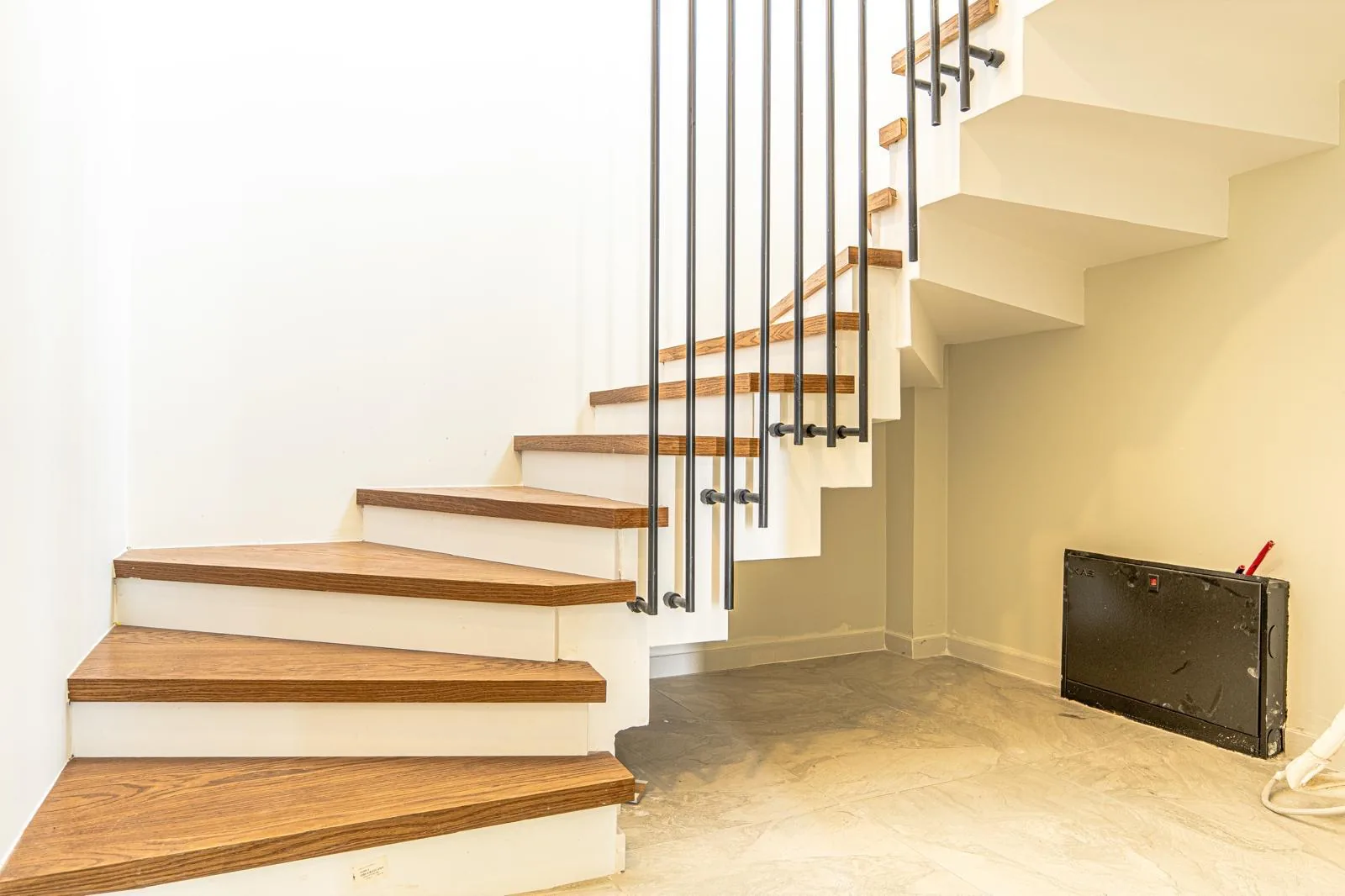 Hill Stone villa iç mekânı, merdiven ve hol fotoğrafı