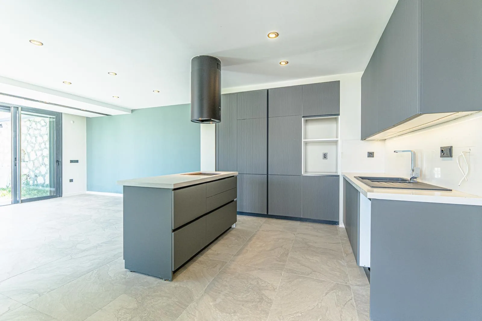 Hill Stone villa iç mekânı, salon ve mutfak fotoğrafı
