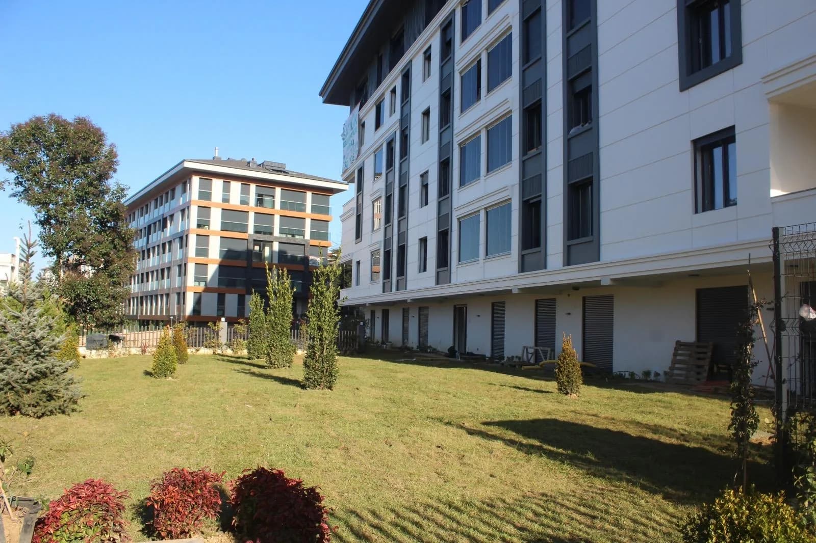 Proje Kuvars bloklarının bahçesi ve çevre düzenlemesi fotoğrafı