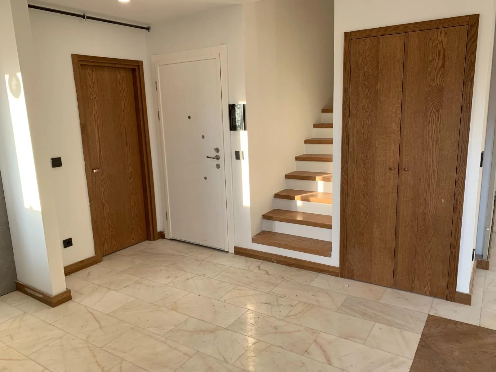 Proje Topaz iç mekânı, giriş holü ve merdiven fotoğrafı